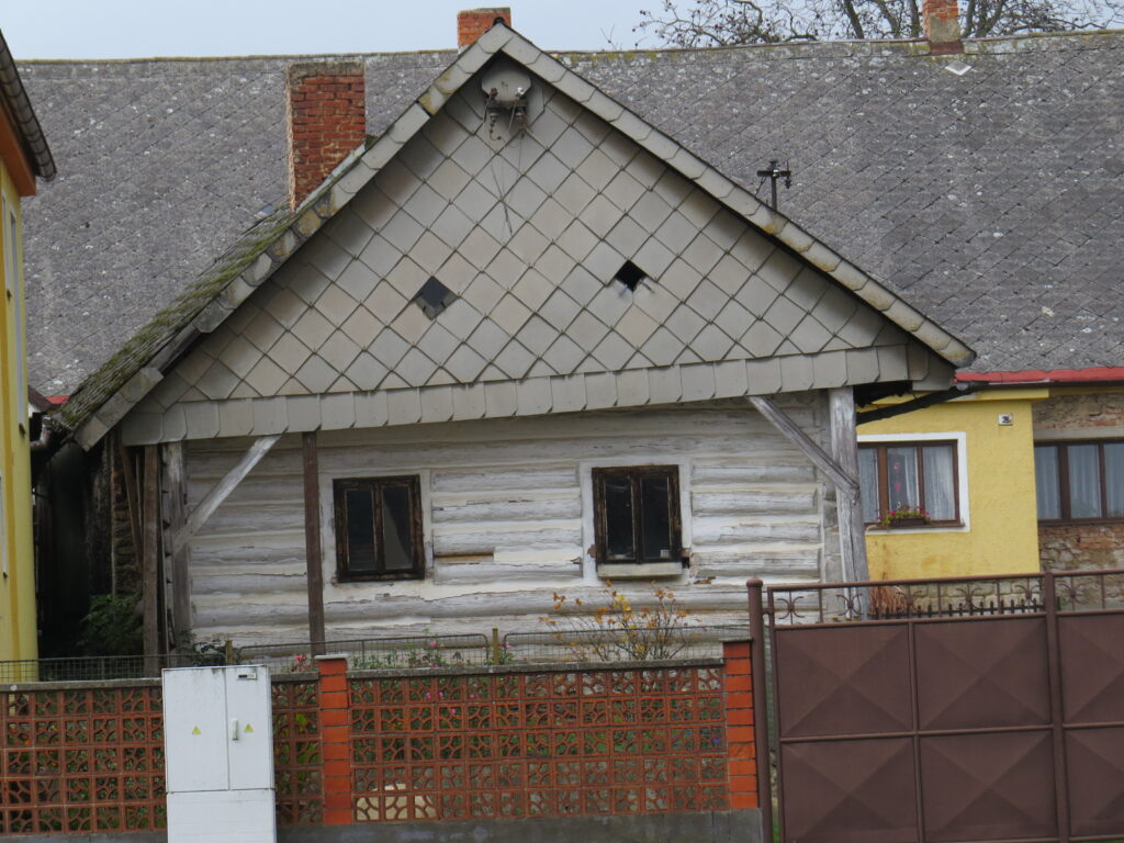 Einfaches Giebelumgebinde in Ujezd b. Domazlice, Tschechien