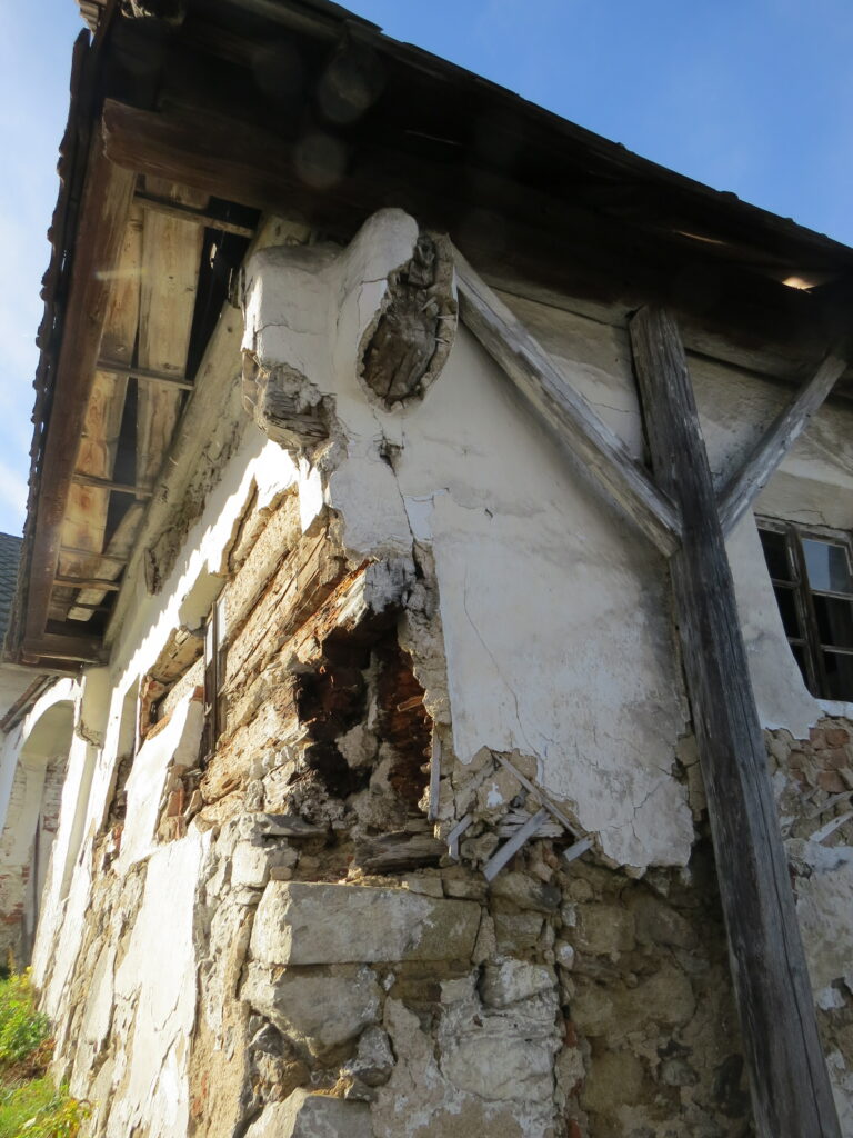 Umgebindeartige Hilfskonstruktion in Ostruzno b. Susice, Tschechien