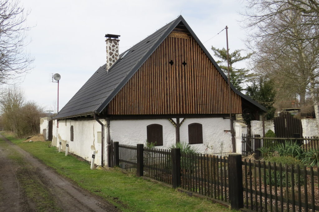 Einstöckiges Haus mit Giebelumgebinde in Orasice b. Louny, Tschechien