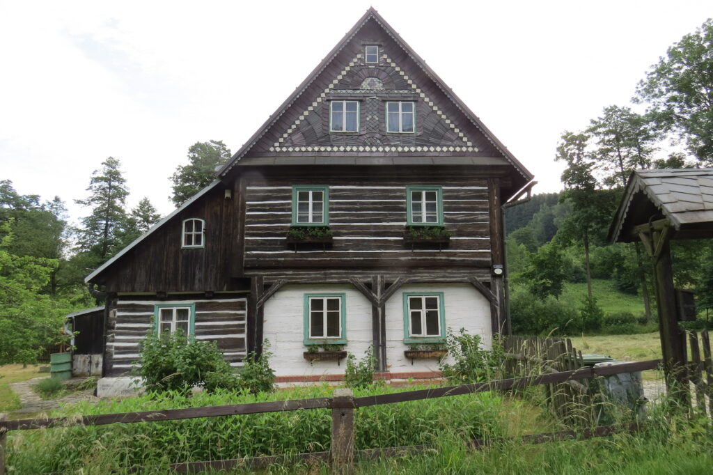 Umgebindehaus mit beiden Stockwerken in Blockbauweise, Krystofovo Udoli, Tschechien