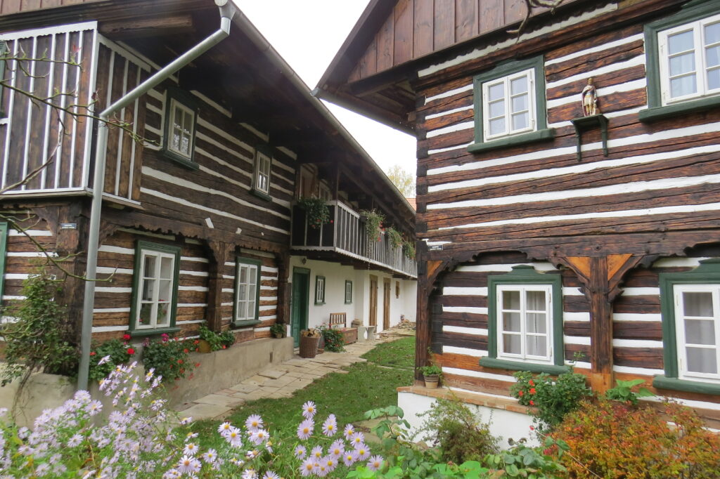 Typische Böhmische Volksbauweise in Rasovice b. Ustek, Tschechien
